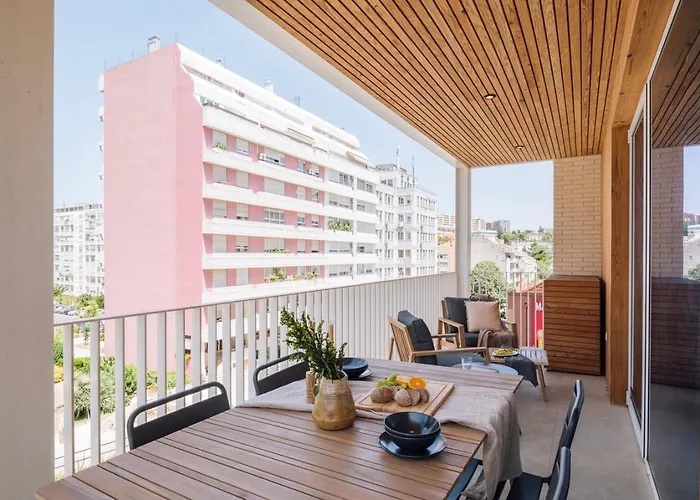 Terracina - 2 Bedrooms And Terrace In Campolide